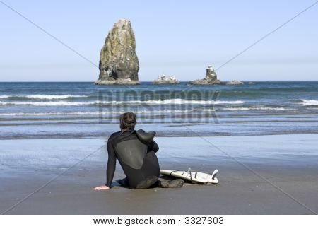 Surfer warten auf eine Welle