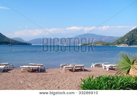 Estância turística de Icmeler na Turquia mostrando o mar Egeu.
