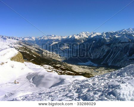 Alpesi táj nézett le a Crans Montana ski resort, Valais, Svájc.