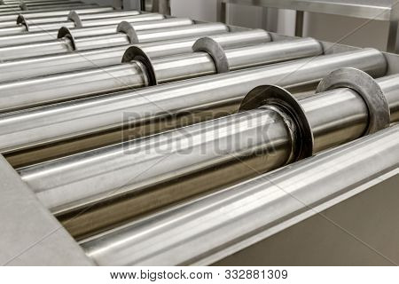 Crossing of the roller conveyor, Production line conveyor roller transportation objects.