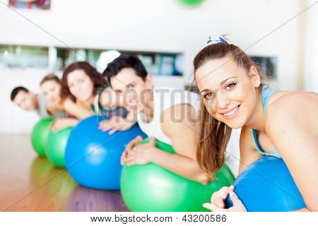 Spor salonunda Pilates, bir sınıfta Grup