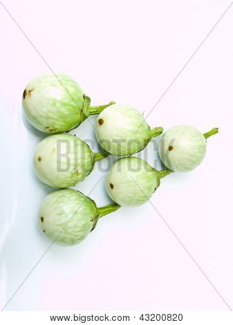Čerstvé zelené lilku, Chionathus Parkinonii, izolovaných na bílém pozadí.