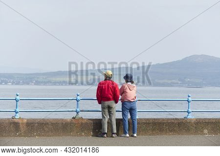 Greenock, Scotland, Uk, September 5th 2021, Couple Alone During Covid-19 Restrictions At Green Espla