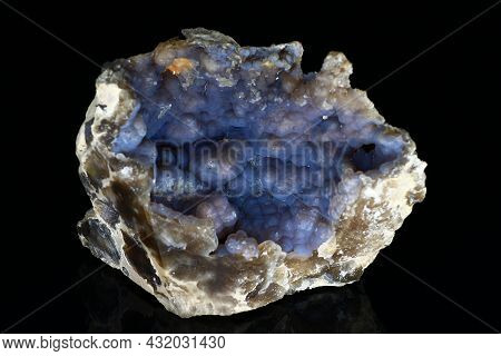Kidney-shaped Chalcedony Covered With Blue Patina, A Beautiful Collection Specimen Of Chalcedony. Go