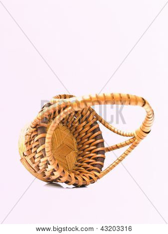 Un cesto di vimini giallo isolato On White Background