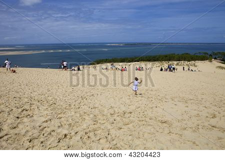PYLA SUR MER, FRANCE - 8 août : Les gens visite de la célèbre dune du Pyla, la plus haute dune de sable d'E