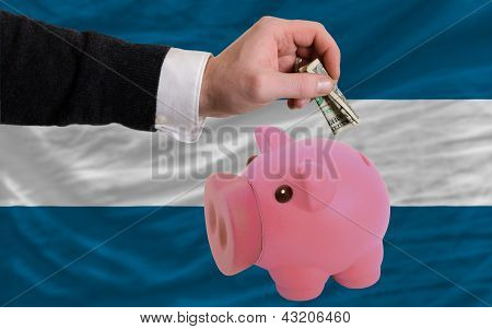 Dollaro in Rich salvadanaio e bandiera nazionale di El Salvador