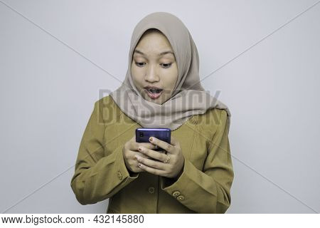 Shock Government Worker Women When Using A Smartphone. Pns Wearing Khaki Uniform.