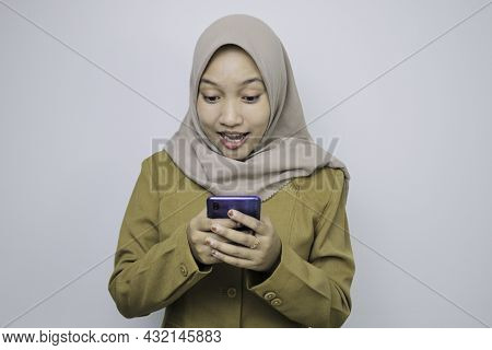 Shock Government Worker Women When Using A Smartphone. Pns Wearing Khaki Uniform.
