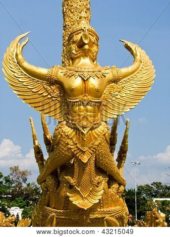 Golden voks skulptur i Tung Sri Muang park i Ubon Ratchathani provins, Thailand