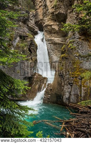 Waterfall At The Johnston Canyon In Banff. Beautiful Gorge, Beautiful Colors. Johnston Canyon, Alber