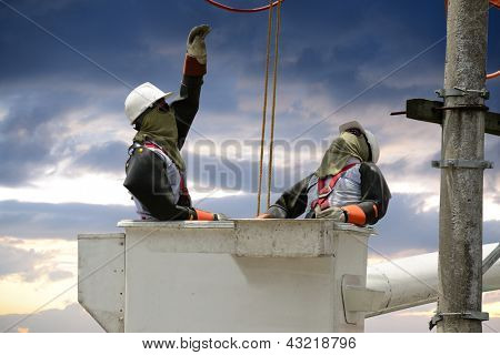 Elektryków na dźwigu.