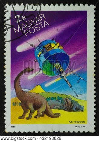 Hungary - Circa 1986: Postage Stamp 'us Ice Satellite, Dinosaurs' Printed In Hungary. Series 'halley