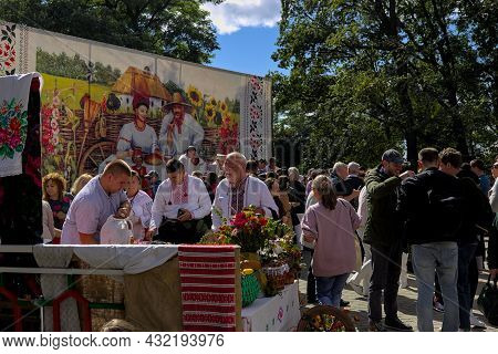Korosten' Ukraine - September 04 2021: Festival Of Potato Pancakes In The City Park. Sellers And Vis