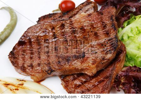 肉料理： 2 つのロースト赤と・ チリ ・ ペッパーズ、緑のレタスのサラダ ・ ディ ・上で骨ステーキ