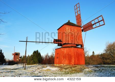 Dwa czerwone drewniane wiatraki