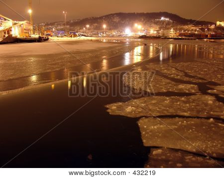 Fjord d'Oslo dans la nuit