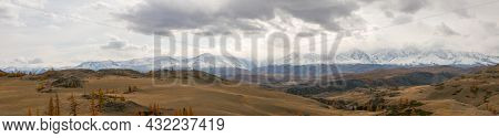 Panoramic Autumn View Of The Altai Mountains, Snowy Peaks And Beautiful Landscape. Severo-chuysky Ri