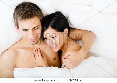 Nahaufnahme eines Paares liegen im Schlafzimmer, Ansicht von oben. Konzept der Liebe und Zuneigung