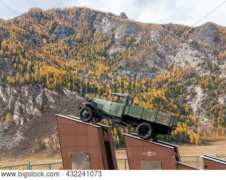 Chuysky Tract, Altai Republic, Russia - 15 October 2020: Autumn View Of The Altai Mountains And The 