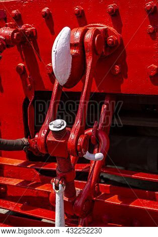 ​ Steam Locomotive Towing Hook To Connect Train Carriages To Haul And Transport.