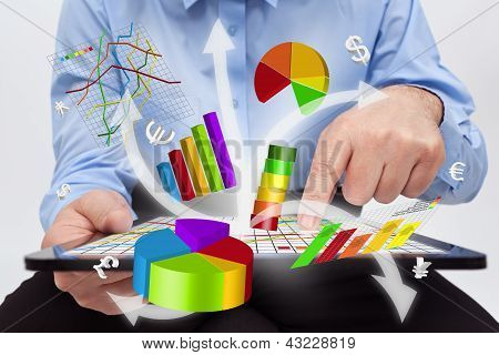 Forretningsmand arbejder på tavle-pc - producere diagrammer