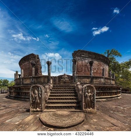 โบราณ Vatadage (พุทธเจดีย์) ใน Pollonnaruwa ศรีลังกา