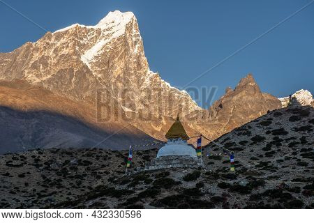 Tibetan Stupa Located At  Dingboche Village With Beautiful View Of Mt.taboche (6,501 M) At Sunrise. 