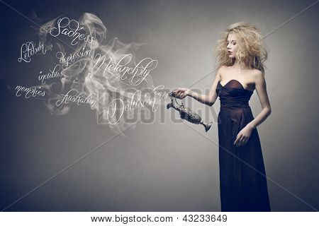 bella donna con vaso antico