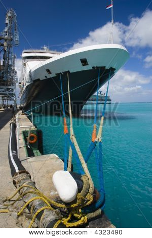 Cruise gemi iskeleye bağlı