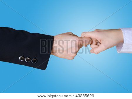 Deux mains Business en rivalité, fond bleu