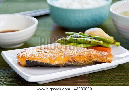 Salmone alla griglia con riso e zuppa di Miso