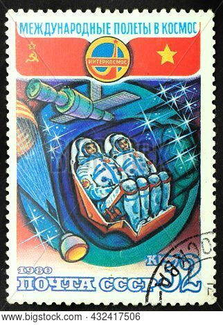 Ussr - Circa 1980: Postage Stamp 'descent Space Module' Printed In Ussr. Series: 'flight Into Space 