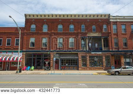 Potsdam, Ny, Usa - Apr. 27, 2017: Historic Sandstone And Brick Commercial Buildings With Italianate 
