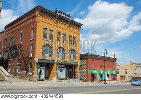 Malone, Ny, Usa - Apr. 29, 2017: Historic Sandstone And Brick Commercial Buildings With Italianate S