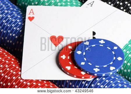 Twee ases en casino chips close-up