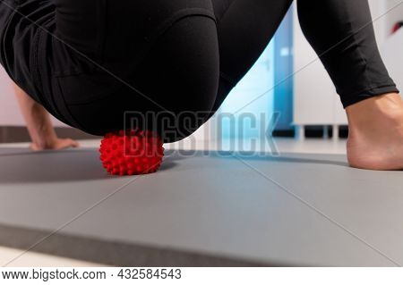 Close-upathletic Caucasian Slim Woman Doing Myofascial Self-massage Of The Thigh And Gluteus Muscles