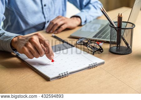 Businessman Agenda Calendar And Reminder Agenda Work Online At Home Men Plan Daily Appointments And 