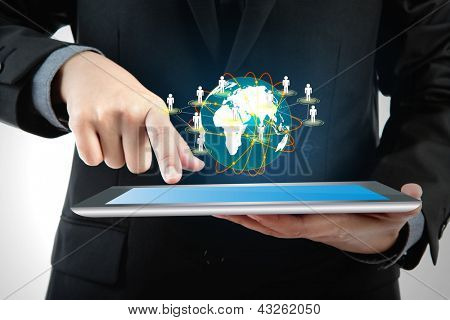 Zakenman met een touchscreen toestel met sociaal netwerk (elementen van dit beeld ingericht door NA