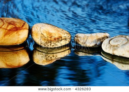 Pietre di mare sul blu scuro