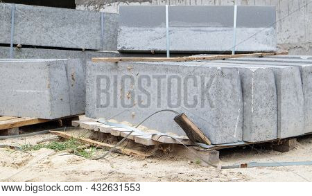 Faceted Granite Curbs On A Pallet. Smooth Porcelain Stoneware Products At The Construction Site. Cur