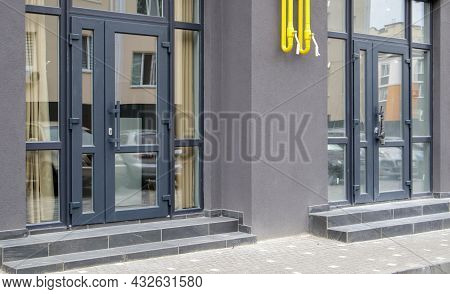 Commercial Space For A Shop Or Salon. Construction Primarily For Shops, Offices And Commercial Premi