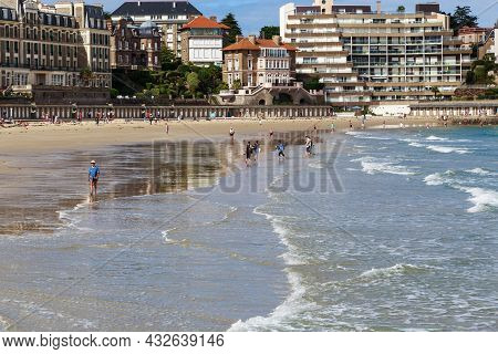 Dinard, France - September 3, 2019: This Is A Ecluse Beach At Low Tide In The Resort Town Of Brittan