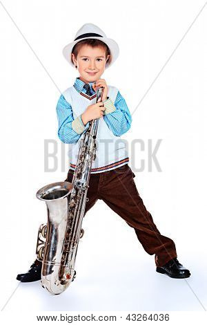 Retrato de um jazzman de menino pequeno bonito tocando seu saxofone. Isolado sobre o branco.