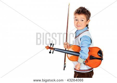 Portrét chlapce pózuje s jeho housle. Izolované na bílém pozadí.