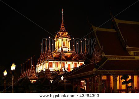 Budist tapınağı Ratchanatda gece ışıklı. Bangkok, Tayland
