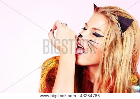 Pussycat kostüm pembe arka plan üzerinde çekici seksi bir playgirl portresi.