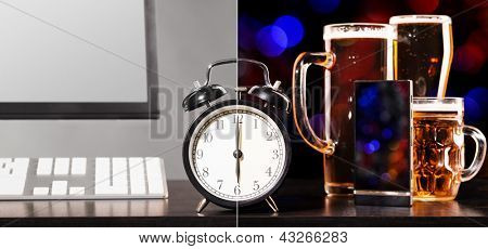 Beer party na werkdag. Glazen bier, computer op kantoor met klok en mobiele telefoon