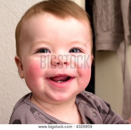 Closeup portræt af en smilende Baby dreng
