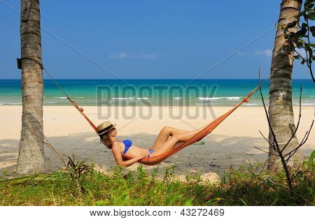 Nainen riippumatto tropical beach at Tioman island, Malesia